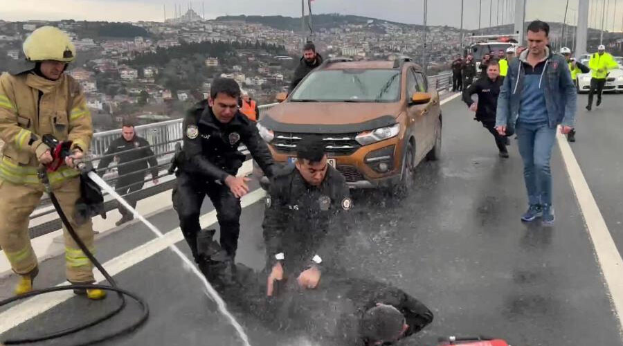 15 Temmuz Şehitler Köprüsü’nde sıcak dakikalar: Otomobilinin üzerine çıktı, üzerine benzin döktü! 15 Temmuz Şehitler Köprüsü’nde sıcak dakikalar: Otomobilinin üzerine çıktı, üzerine benzin döktü!