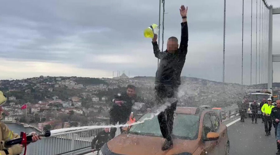 15 Temmuz Şehitler Köprüsü’nde sıcak dakikalar: Otomobilinin üzerine çıktı, üzerine benzin döktü! 15 Temmuz Şehitler Köprüsü’nde sıcak dakikalar: Otomobilinin üzerine çıktı, üzerine benzin döktü!