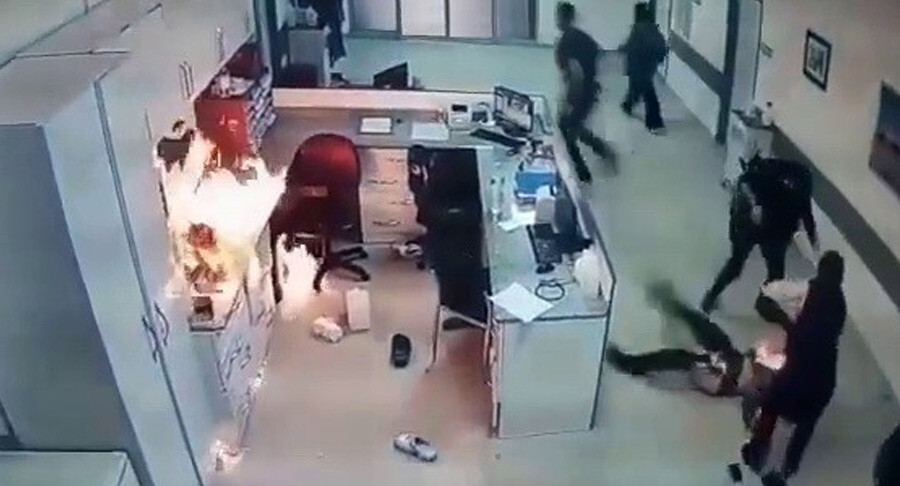 Acil serviste dehşeti yaşadı: Çakmak çakıp ‘Yakayım mı sizi’ diye sordu Acil serviste dehşeti yaşadı: Çakmak çakıp ‘Yakayım mı sizi’ diye sordu