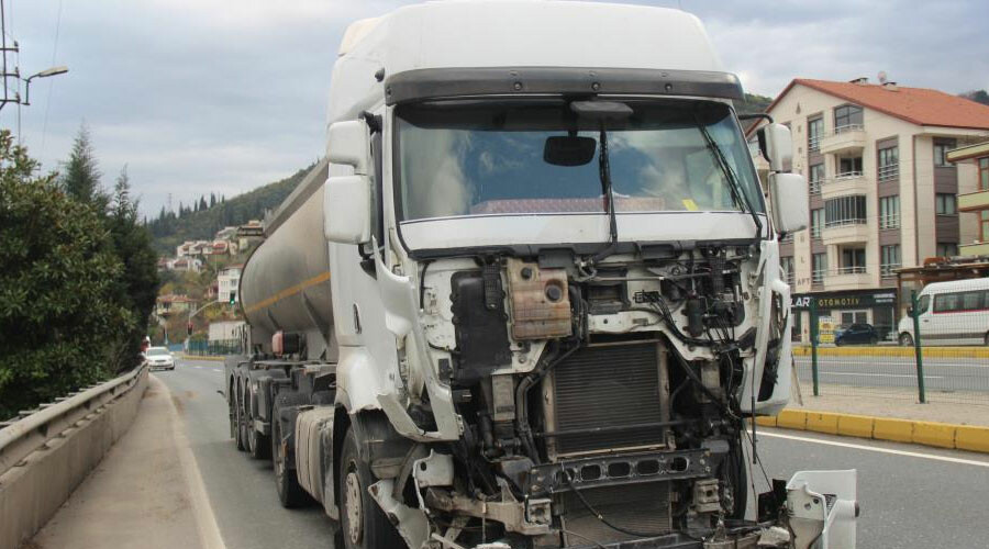 Tankerle çarpışan araç 3 genç kıza mezar oldu