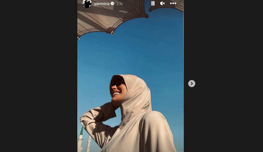 Umreye giden Emina Jahovic başörtülü fotoğrafını paylaştı