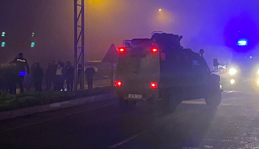 Son dakika! Diyarbakır'da polis servis aracına bombalı saldırı: Yaralılar var Son dakika! Diyarbakır'da polis servis aracına bombalı saldırı: Yaralılar var
