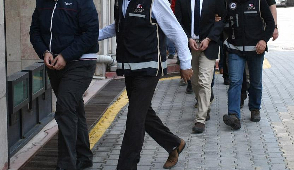 Mersin merkezli 3 ilde FETÖ operasyonu: 14 kişi gözaltına alındı Mersin merkezli 3 ilde FETÖ operasyonu: 14 kişi gözaltına alındı