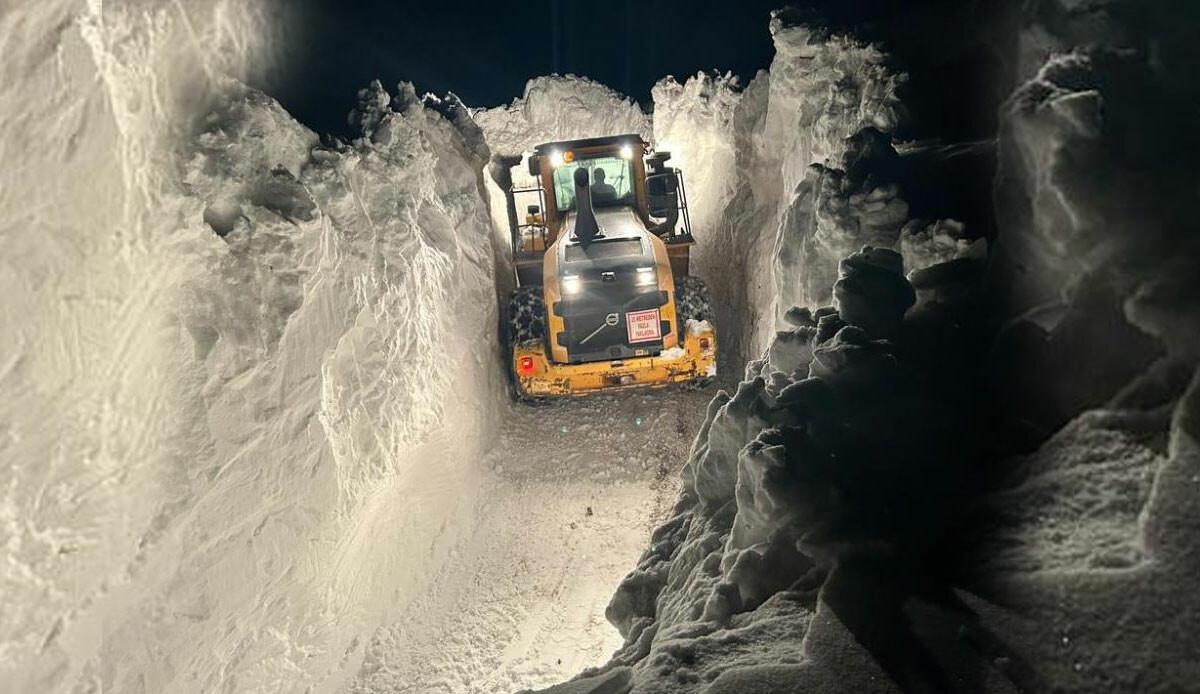 Tam 6 metre! Beyaz örtü kalınlığı kepçeyi aştı,  açılan tünelleri görenler şaştı kaldı