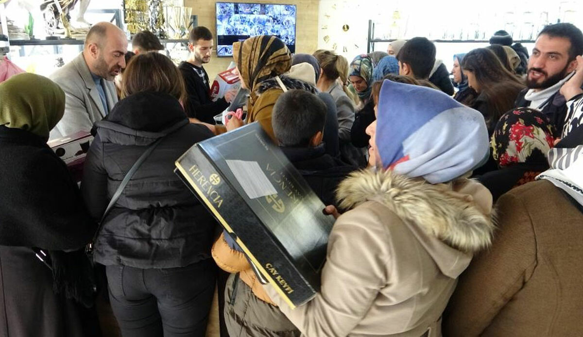 Yurttan indirim manzaraları: Birbirlerini ezdiler, eşyaları kırdılar