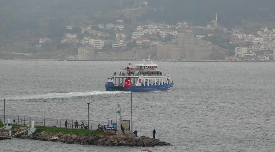 Gökçeada ve Bozcaada'ya feribot seferlerine fırtına engeli
