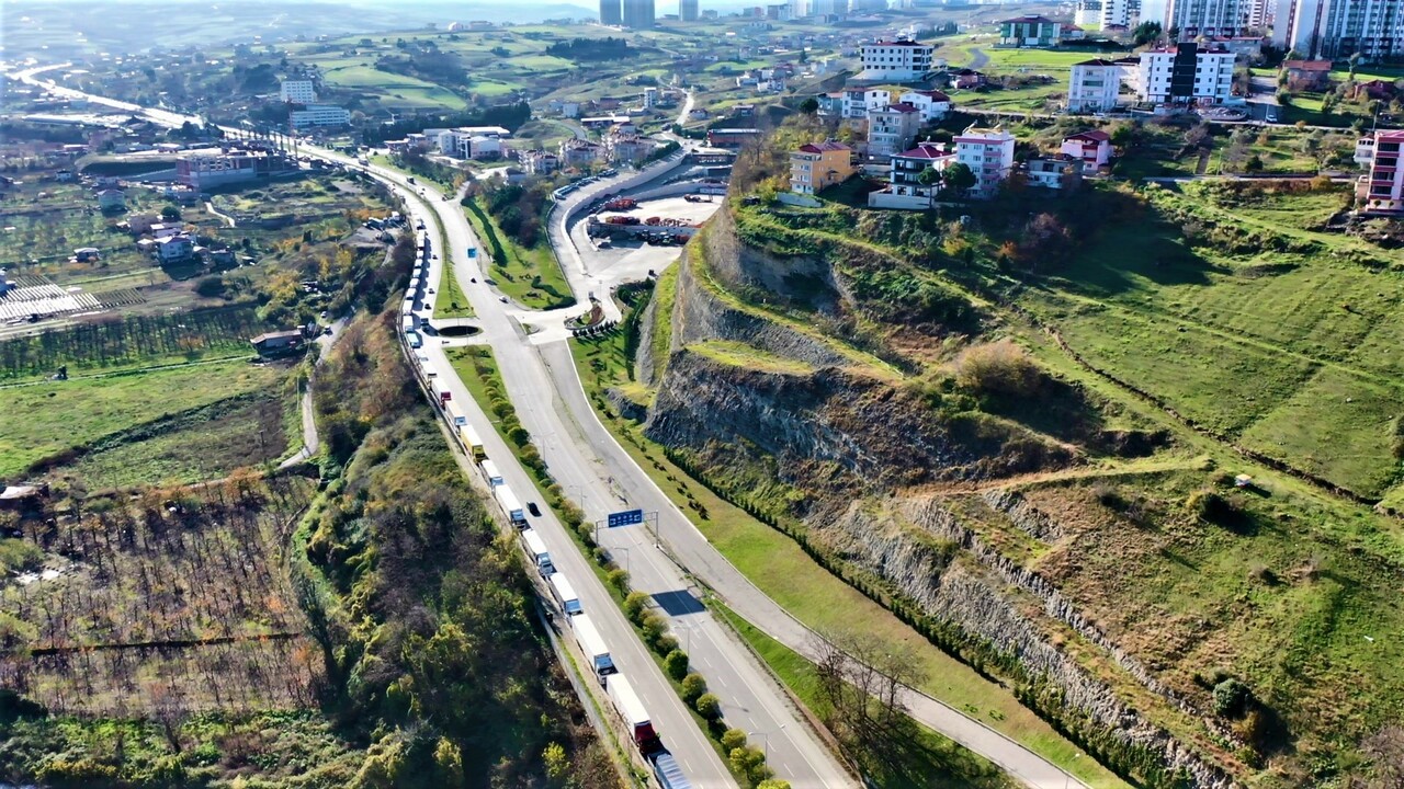 Rusya'da gemiler sefere çıkamadı... Tırlar Samsun’da yığıldı