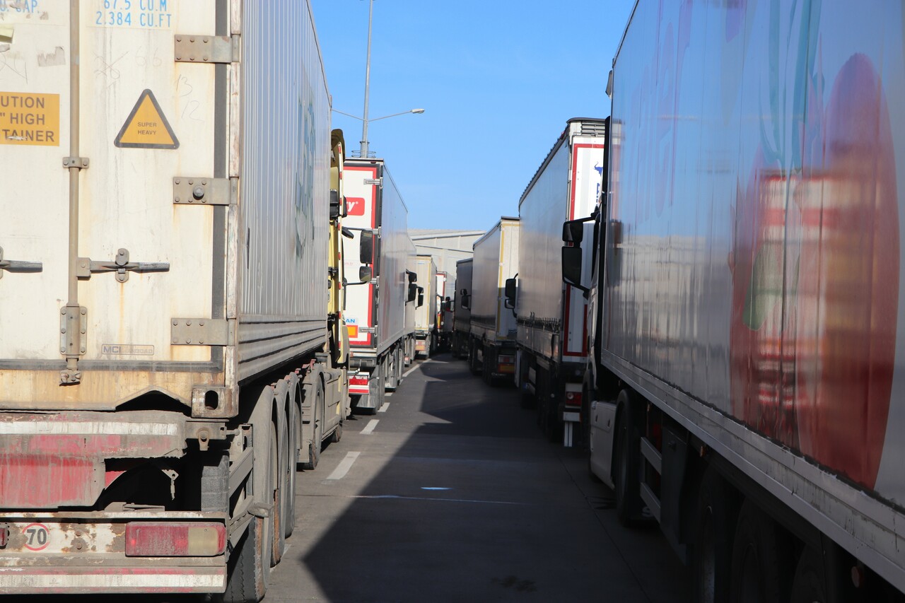 Rusya'da gemiler sefere çıkamadı... Tırlar Samsun’da yığıldı