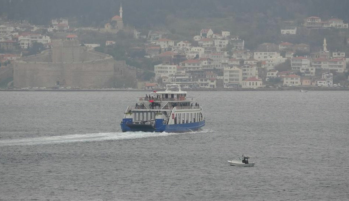 Gökçeada ve Bozcaada'ya feribot seferlerine fırtına engeli