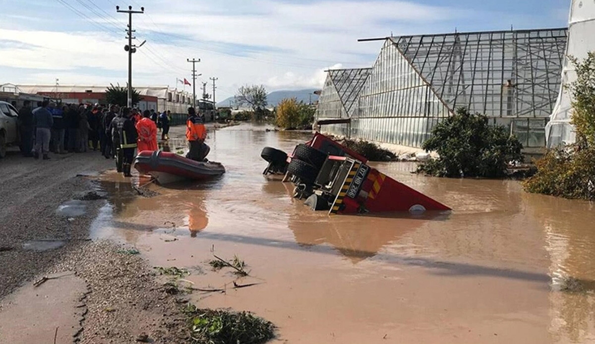 Antalya’da selden etkilenen esnaftan 1 ay su ücreti alınmayacak Antalya’da selden etkilenen esnaftan 1 ay su ücreti alınmayacak