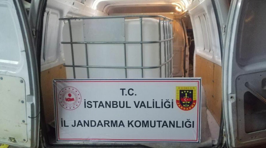 Yılbaşı öncesi operasyon! Piyasaya süreceklerdi... İstanbul’da 12 ton sahte alkol ele geçirildi Yılbaşı öncesi operasyon! Piyasaya süreceklerdi... İstanbul’da 12 ton sahte alkol ele geçirildi