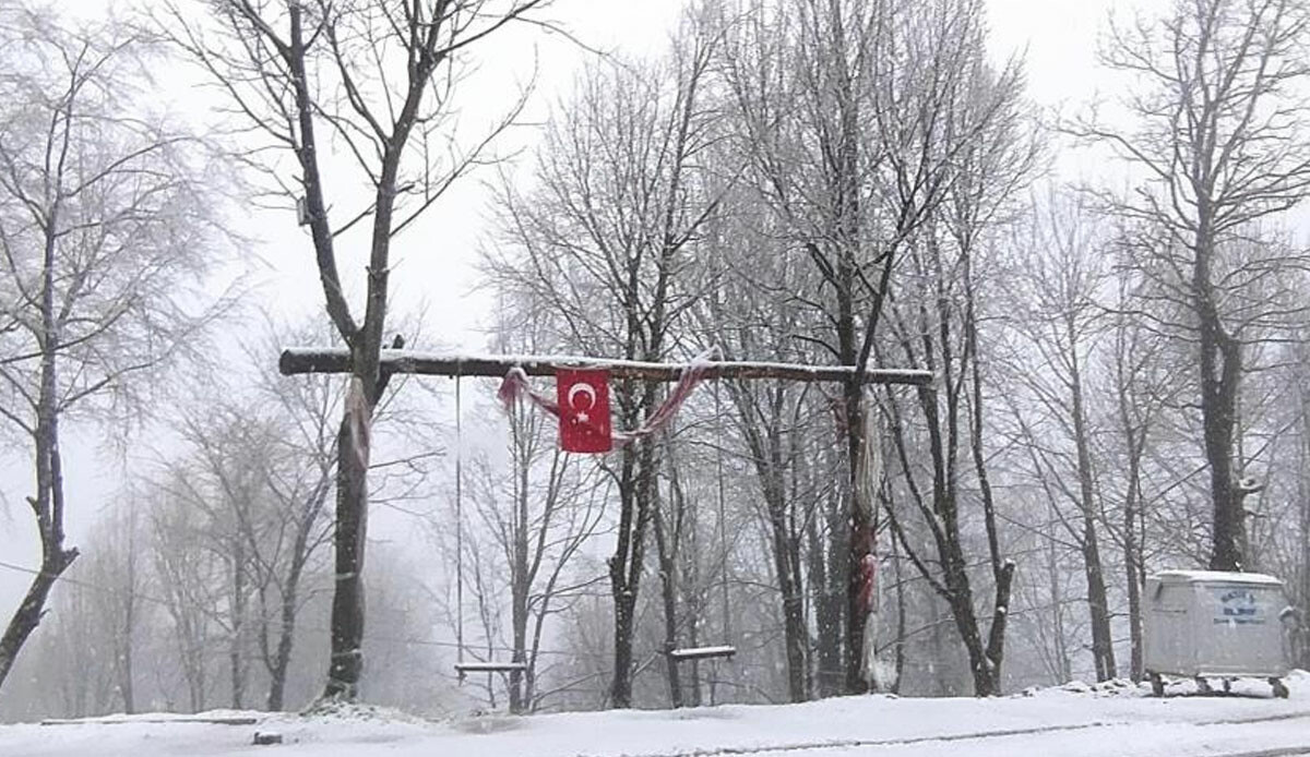 İstanbul’un yanı başı beyaza büründü: Kartepe’de lapa lapa kar yağıyor İstanbul’un yanı başı beyaza büründü: Kartepe’de lapa lapa kar yağıyor