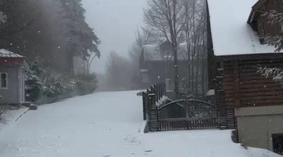 İstanbul’un yanı başı beyaza büründü: Kartepe’de lapa lapa kar yağıyor