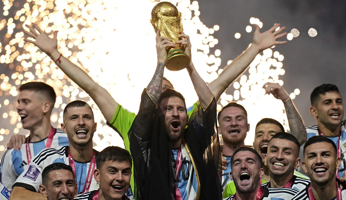 Dünya Messi'nin kıyafetini konuşuyor! Messi Dünya Kupası'nda ne giydi? Messi'nin kupayı kaldırırken giydiği 'bişt' ne anlama geliyor?