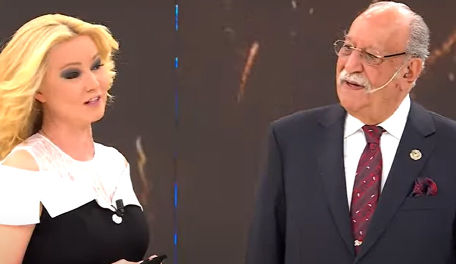 Yayında Müge Anlı’nın kulağına fısıldadı! Mikrofonun açık olduğunu unutan Rahmi Özkan’ın konuşması ifşa oldu Yayında Müge Anlı’nın kulağına fısıldadı! Mikrofonun açık olduğunu unutan Rahmi Özkan’ın konuşması ifşa oldu