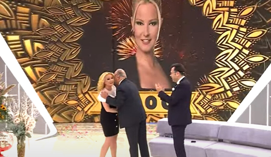 Yayında Müge Anlı’nın kulağına fısıldadı! Mikrofonun açık olduğunu unutan Rahmi Özkan’ın konuşması ifşa oldu Yayında Müge Anlı’nın kulağına fısıldadı! Mikrofonun açık olduğunu unutan Rahmi Özkan’ın konuşması ifşa oldu