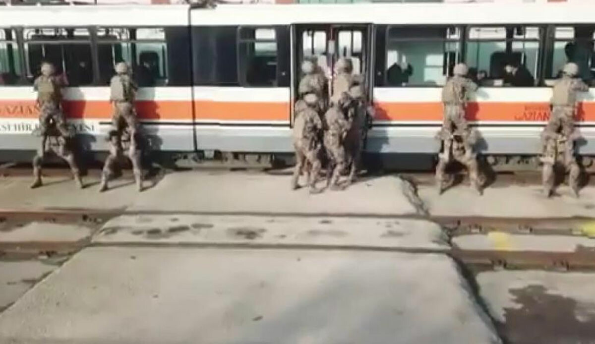 Film sahnelerini aratmayan görüntüler! Özel harekat polislerinin rehine kurtarma tatbikatı gündem oldu Film sahnelerini aratmayan görüntüler! Özel harekat polislerinin rehine kurtarma tatbikatı gündem oldu