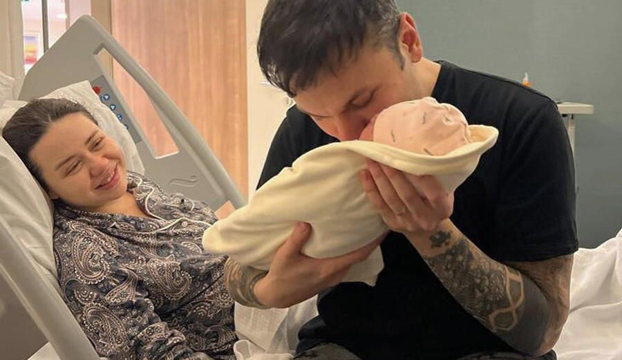 Oyuncu Yağmur Ün’den çekirdek aile pozu! Sosyal medyadan paylaştığı fotoğraflara beğeni yağdı