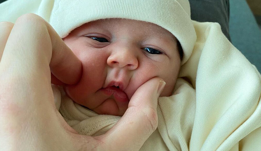 Oyuncu Yağmur Ün’den çekirdek aile pozu! Sosyal medyadan paylaştığı fotoğraflara beğeni yağdı
