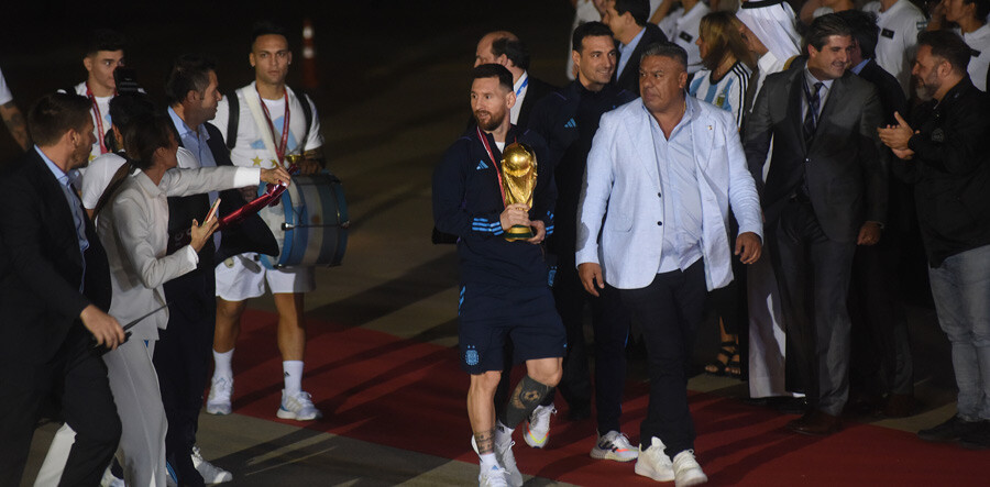 Kupayla ülkesine dönen Arjantin Milli Takımı facianın eşiğinden döndü: Messi ve arkadaşları az kalsın elektrik akımına kapılıyordu Kupayla ülkesine dönen Arjantin Milli Takımı facianın eşiğinden döndü: Messi ve arkadaşları az kalsın elektrik akımına kapılıyordu