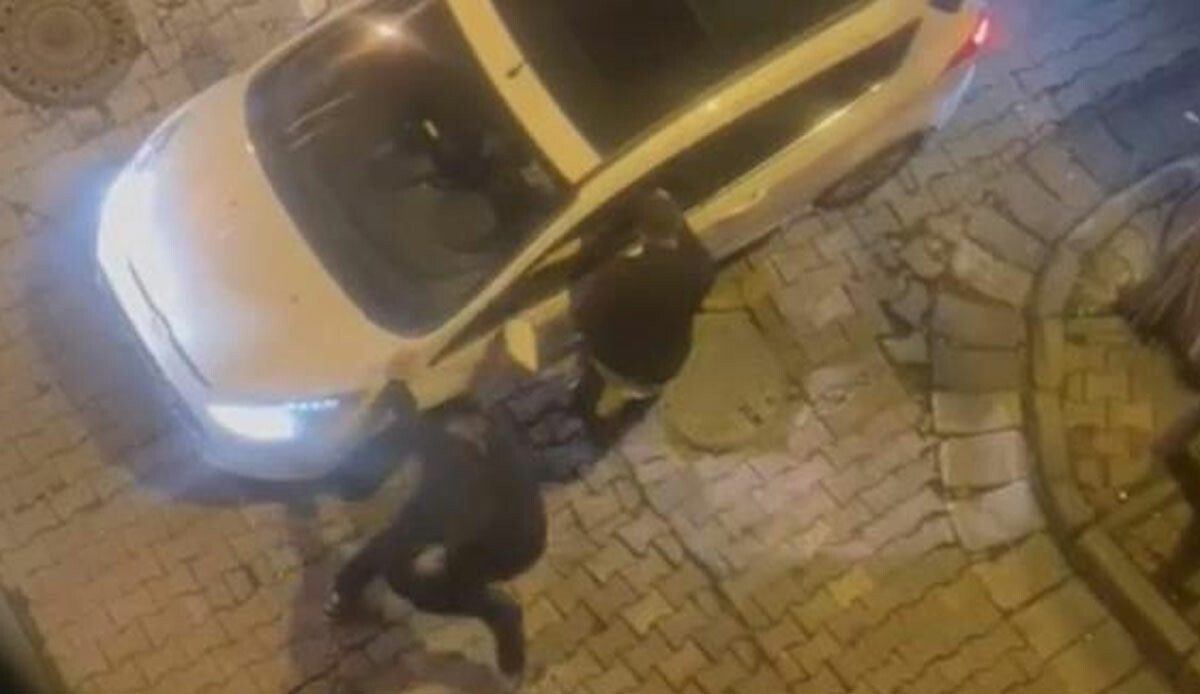 Kağıthane’de dehşet anları: Taciz ettikleri genç kızı koruyan sürücüyü defalarca kez bıçakladılar Kağıthane’de dehşet anları: Taciz ettikleri genç kızı koruyan sürücüyü defalarca kez bıçakladılar