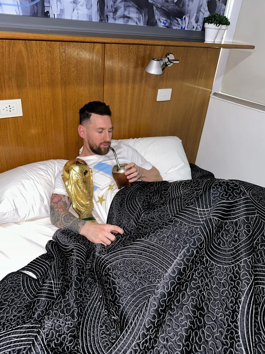Lionel Messi'nin dünya kupası hasretini en iyi anlatan kare: Kupayla beraber uyudu Lionel Messi'nin dünya kupası hasretini en iyi anlatan kare: Kupayla beraber uyudu