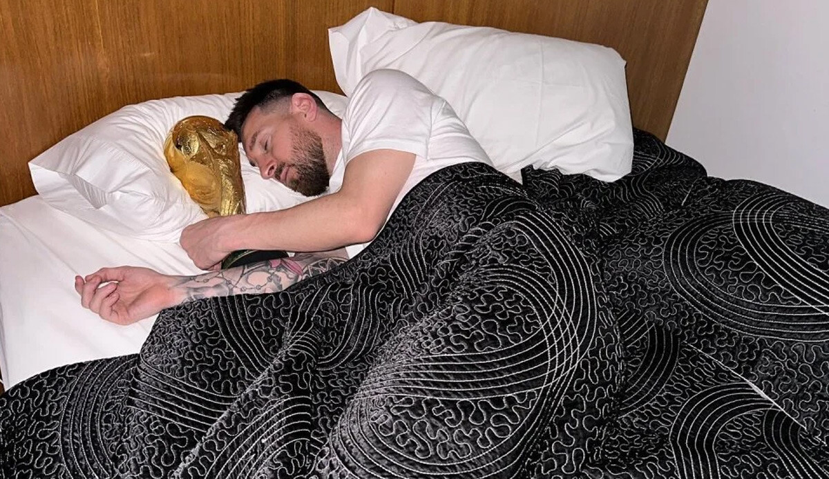 Lionel Messi'nin dünya kupası hasretini en iyi anlatan kare: Kupayla beraber uyudu Lionel Messi'nin dünya kupası hasretini en iyi anlatan kare: Kupayla beraber uyudu