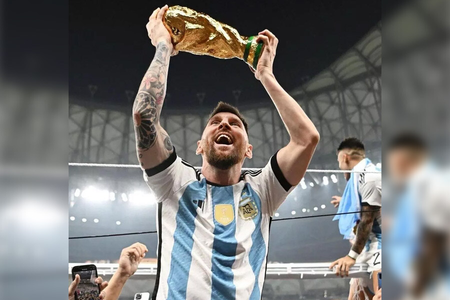 Lionel Messi'nin dünya kupası hasretini en iyi anlatan kare: Kupayla beraber uyudu Lionel Messi'nin dünya kupası hasretini en iyi anlatan kare: Kupayla beraber uyudu