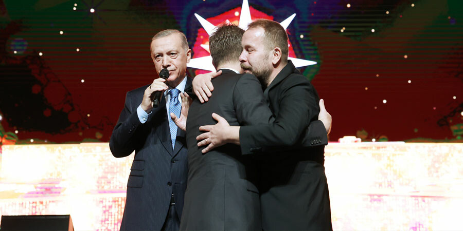 Ödül töreninde gülümseten anlar: Erdoğan, Akkor kardeşleri barıştırdı