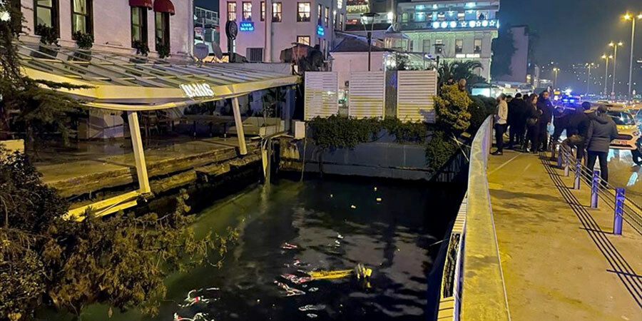 Son dakika:  İstanbul Bebek'te lüks restoranın iskelesi çöktü! 25 kişi denize düştü, 4 kişi yaralandı Son dakika:  İstanbul Bebek'te lüks restoranın iskelesi çöktü! 25 kişi denize düştü, 4 kişi yaralandı