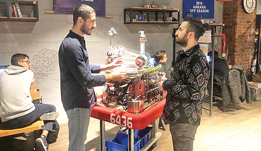 Amerika'dan Çin'e uzanan başarı hikayesi: Bu defa şehre bir öğretmen geldi ve her şeyi değiştirdi Amerika'dan Çin'e uzanan başarı hikayesi: Bu defa şehre bir öğretmen geldi ve her şeyi değiştirdi