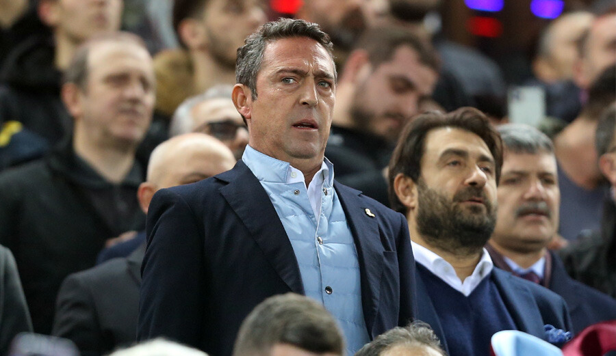 Trabzonspor tribünlerinden "Fenerbahçe Cumhuriyeti" söylemine pankartlı tepki! "Cumhuriyet içinde Cumhuriyet kuran namerttir."