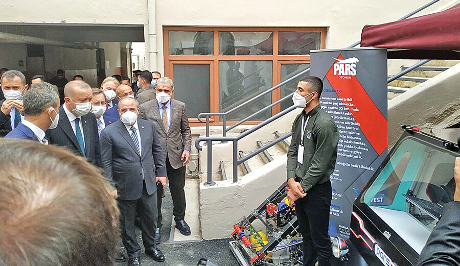 Amerika'dan Çin'e uzanan başarı hikayesi: Bu defa şehre bir öğretmen geldi ve her şeyi değiştirdi Amerika'dan Çin'e uzanan başarı hikayesi: Bu defa şehre bir öğretmen geldi ve her şeyi değiştirdi