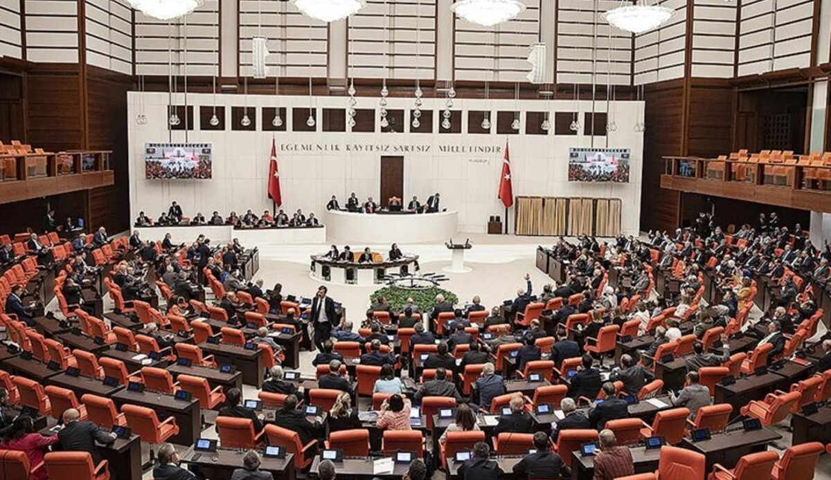 Yüz binlerce çalışan merakla bekliyor! Sözleşmeliye kadro düzenlemesinde gözler Meclis'te Yüz binlerce çalışan merakla bekliyor! Sözleşmeliye kadro düzenlemesinde gözler Meclis'te