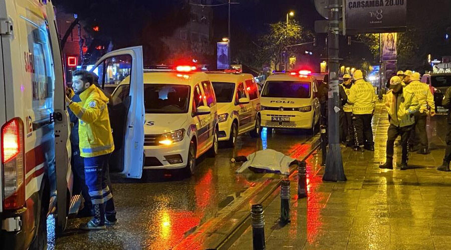 Bağdat Caddesi’nde feci kaza: Yolun karşısına geçmek isterken feci şekilde can verdi Bağdat Caddesi’nde feci kaza: Yolun karşısına geçmek isterken feci şekilde can verdi