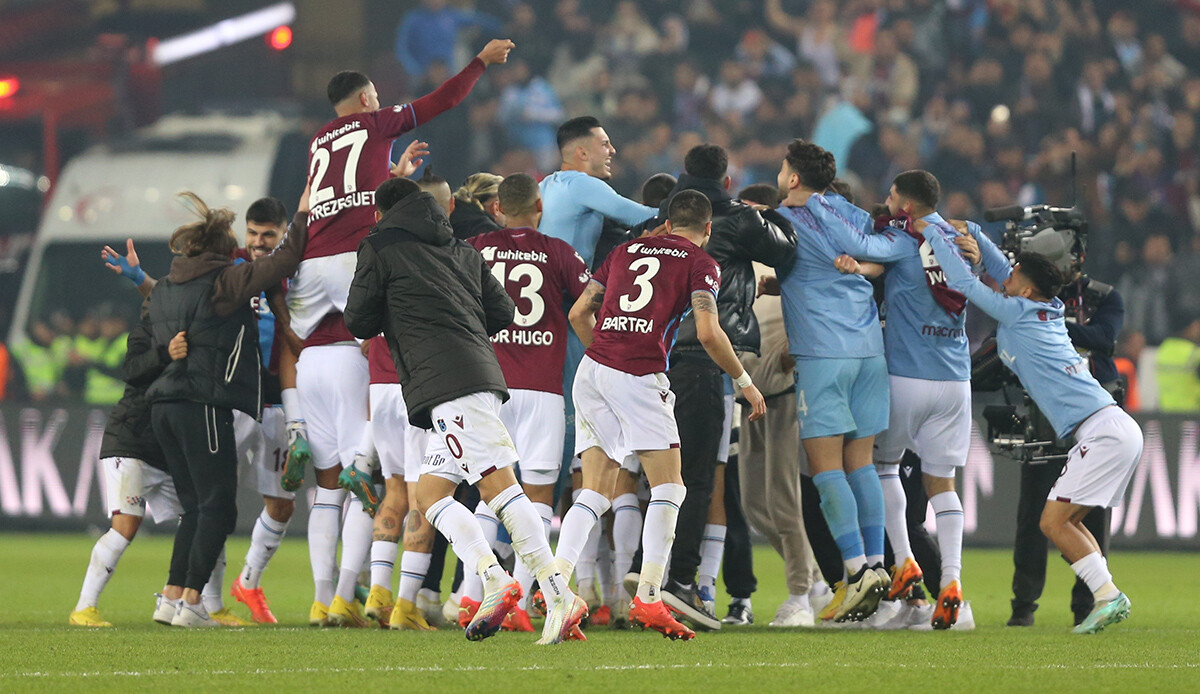 Trabzon'da bayram havası: Fenerbahçe galibiyeti kara bulutları dağıttı Trabzon'da bayram havası: Fenerbahçe galibiyeti kara bulutları dağıttı