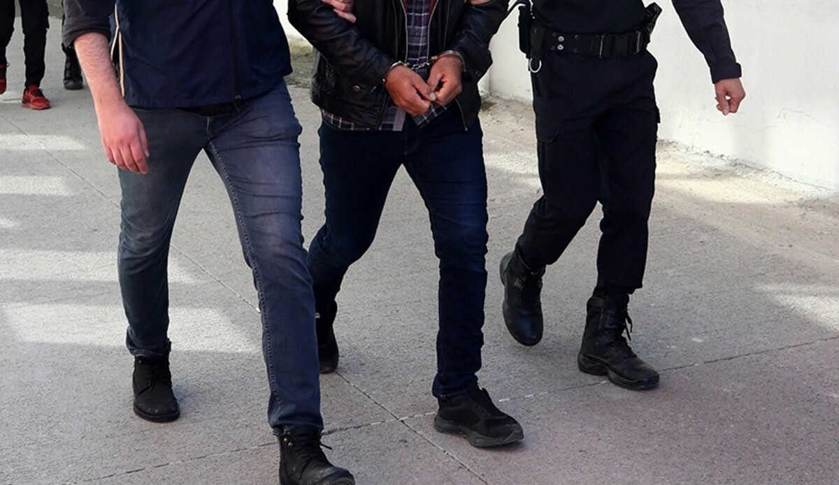 İstanbul'da 4 adreste kaçak sigara ve tütün operasyonu! Çok sayıda şüpheli gözaltında İstanbul'da 4 adreste kaçak sigara ve tütün operasyonu! Çok sayıda şüpheli gözaltında