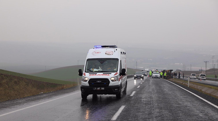 Diyarbakır'da zırhlı askeri araç devrildi: Yaralılar var Diyarbakır'da zırhlı askeri araç devrildi: Yaralılar var