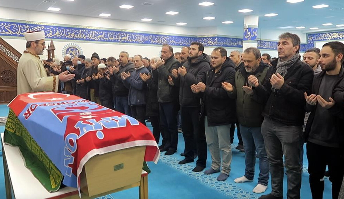 Paris'te öldürülen Akın Genç'in cenazesi Türkiye'ye getiriliyor Paris'te öldürülen Akın Genç'in cenazesi Türkiye'ye getiriliyor