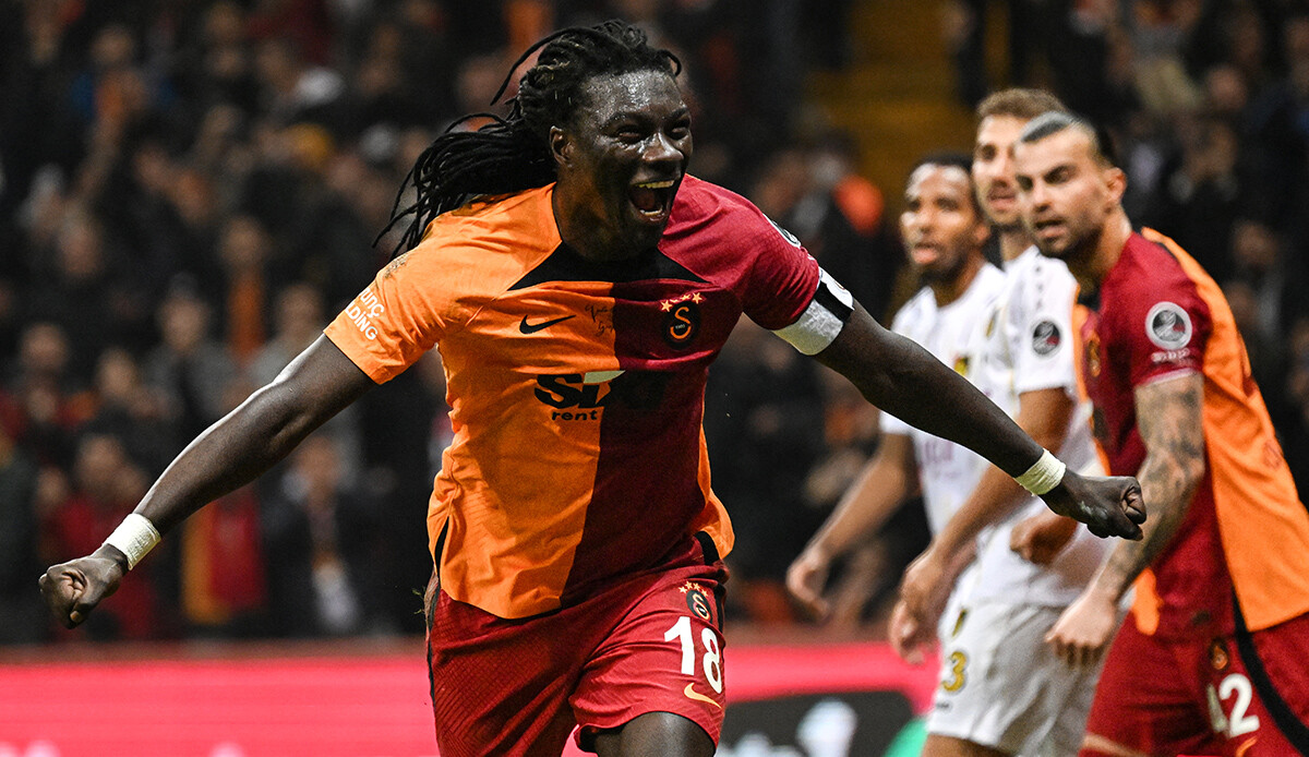 İhtiyar delikanlı Bafetimbi Gomis Galatasaray&#039;ı sırtlıyor