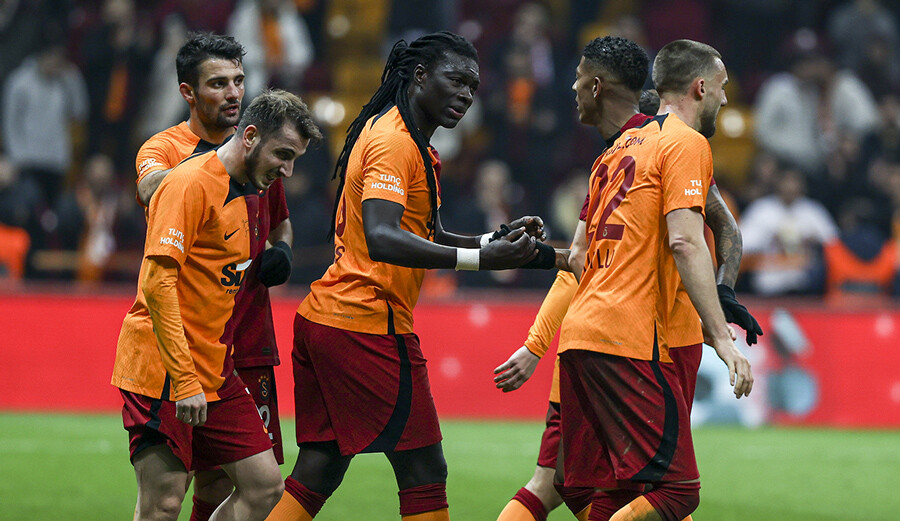 İhtiyar delikanlı Bafetimbi Gomis Galatasaray'ı sırtlıyor