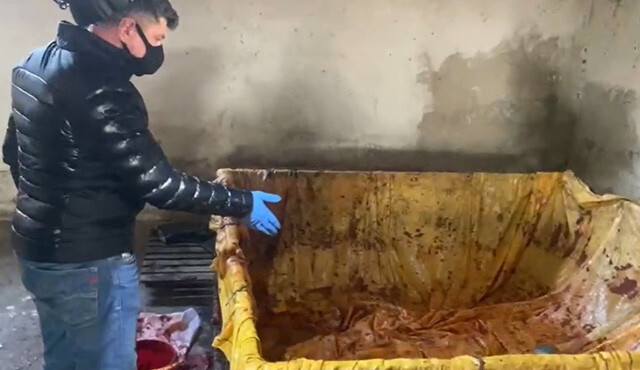 İzmir’de mide bulandıran görüntüler: Pislik içinde salça ürettiler