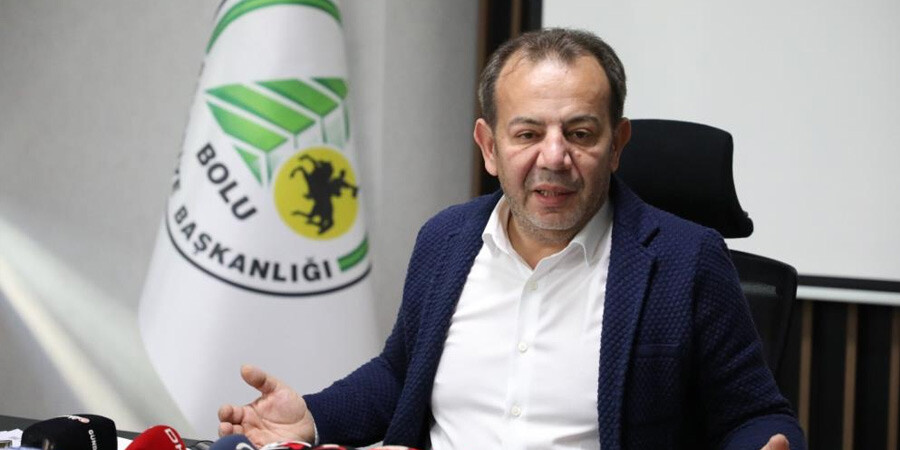 Bolu Belediyesi'nde şoke eden anlar! Başkan Tanju Özcan'a bıçaklı saldırı girişimi Bolu Belediyesi'nde şoke eden anlar! Başkan Tanju Özcan'a bıçaklı saldırı girişimi