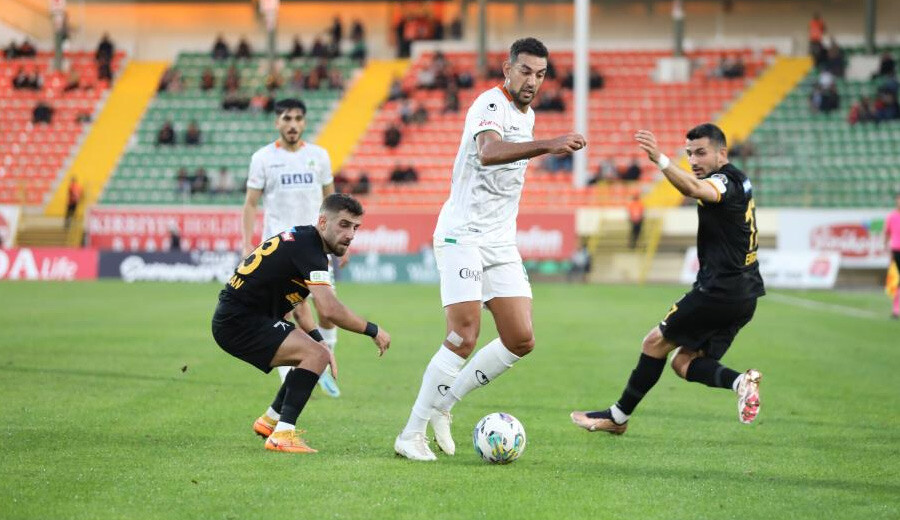 Alanyaspor Kayserispor'u 3 golle devirip ilk 10'daki yerini sağlamlaştırdı Alanyaspor Kayserispor'u 3 golle devirip ilk 10'daki yerini sağlamlaştırdı