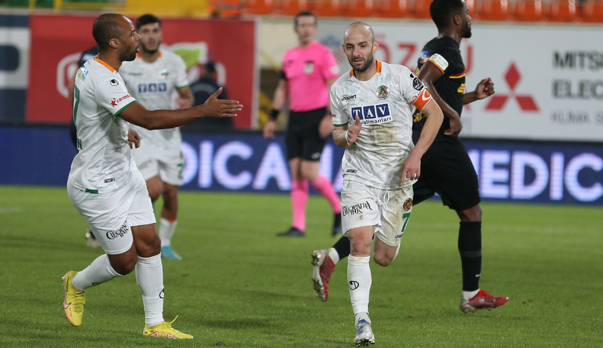 Alanyaspor Kayserispor'u 3 golle devirip ilk 10'daki yerini sağlamlaştırdı Alanyaspor Kayserispor'u 3 golle devirip ilk 10'daki yerini sağlamlaştırdı