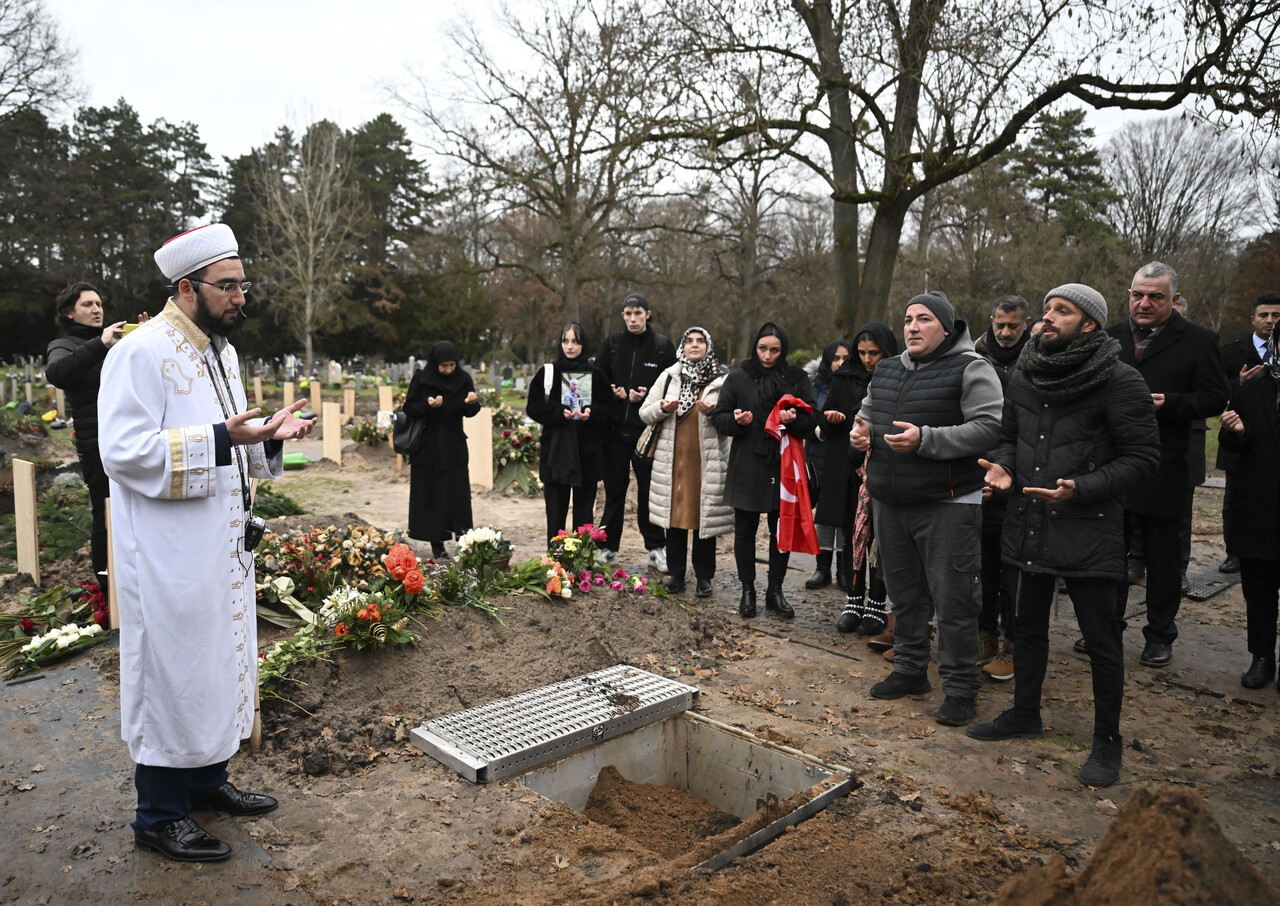 Almanya'da cenazesi yanlışlıkla yakılan Sargın'ın külleri toprağa verildi Almanya'da cenazesi yanlışlıkla yakılan Sargın'ın külleri toprağa verildi