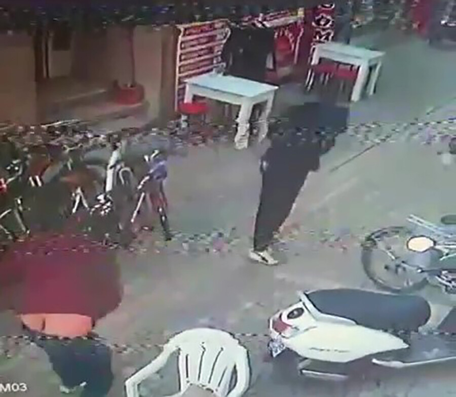 Kaçan katili, bisiklet parçası fırlatarak bayılttı! O anlar kamerada