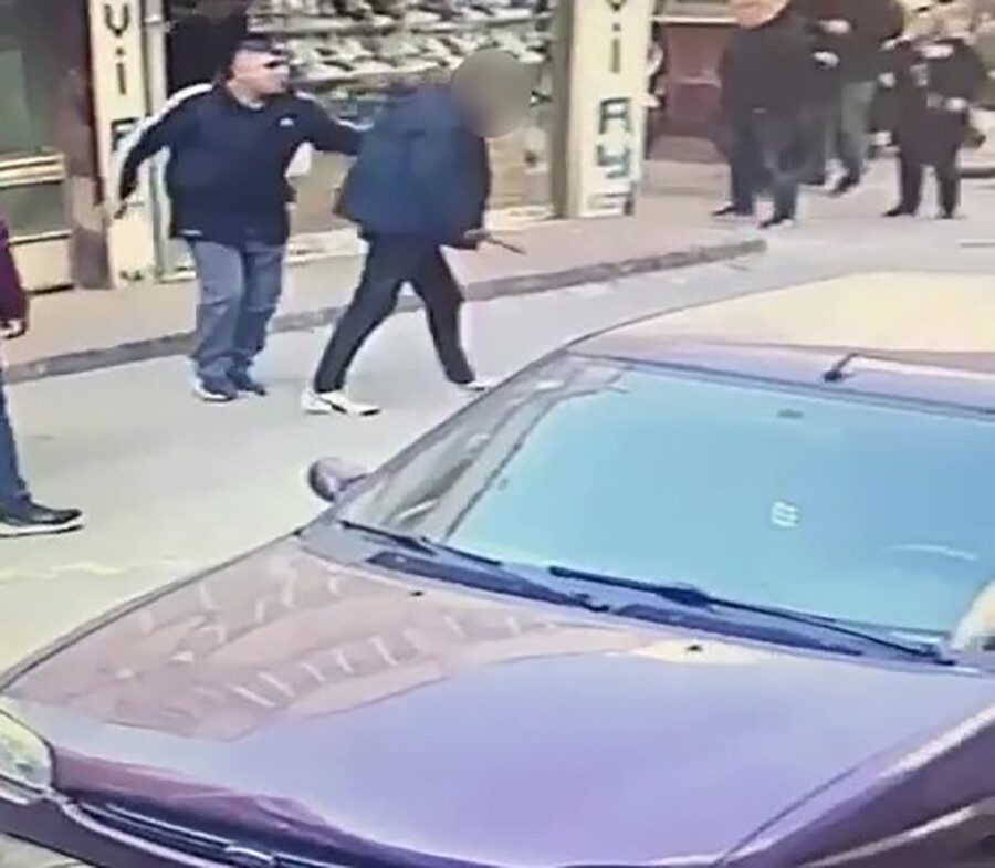 Kaçan katili, bisiklet parçası fırlatarak bayılttı! O anlar kamerada