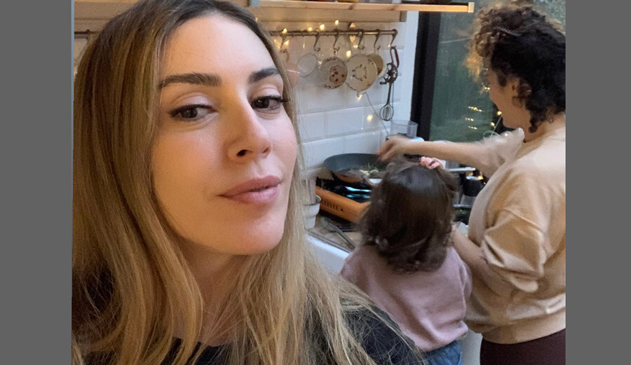 Sinem Kobal kızıyla mutfak pozunu paylaştı: ‘Şefler iş başında’ Sinem Kobal kızıyla mutfak pozunu paylaştı: ‘Şefler iş başında’