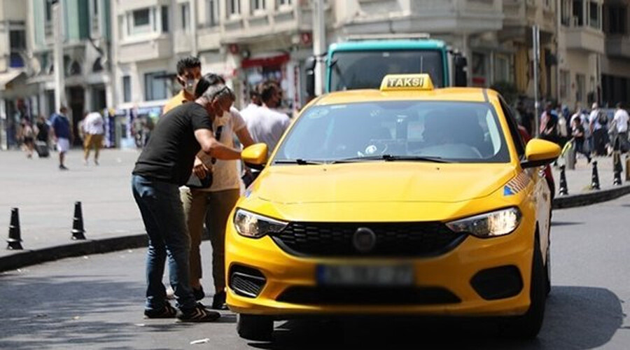 Taksi krizi çözülemiyor! Taksiciler, yolcuyu ‘bahşişe’ bağladı Taksi krizi çözülemiyor! Taksiciler, yolcuyu ‘bahşişe’ bağladı